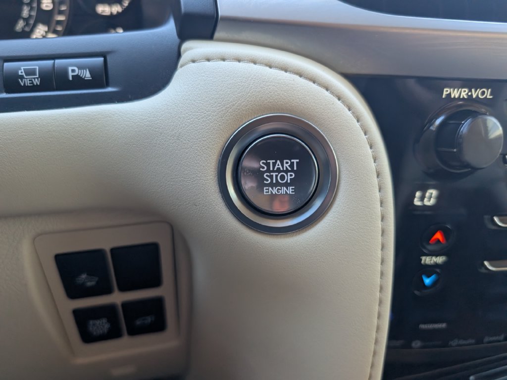 Used 2021 Lexus LX 570 4WD w/ Luxury Package image 17