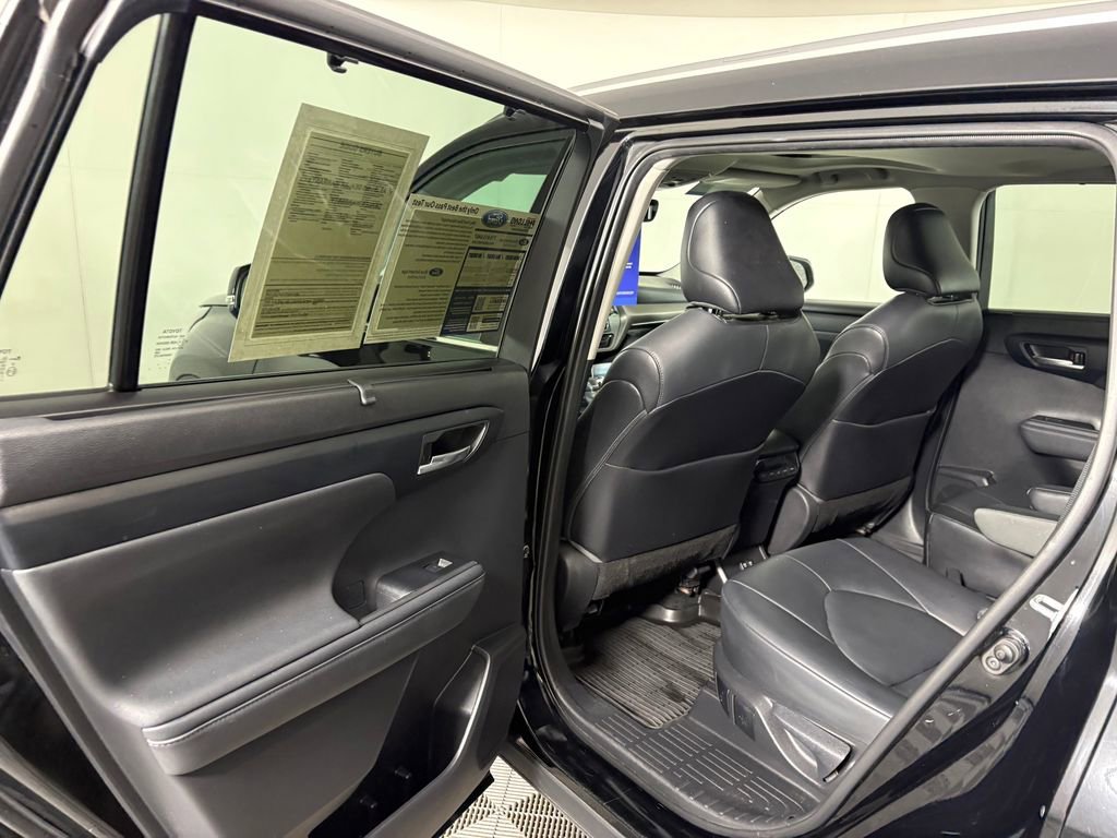 Used 2021 Toyota Highlander XLE AWD/4WD image 29