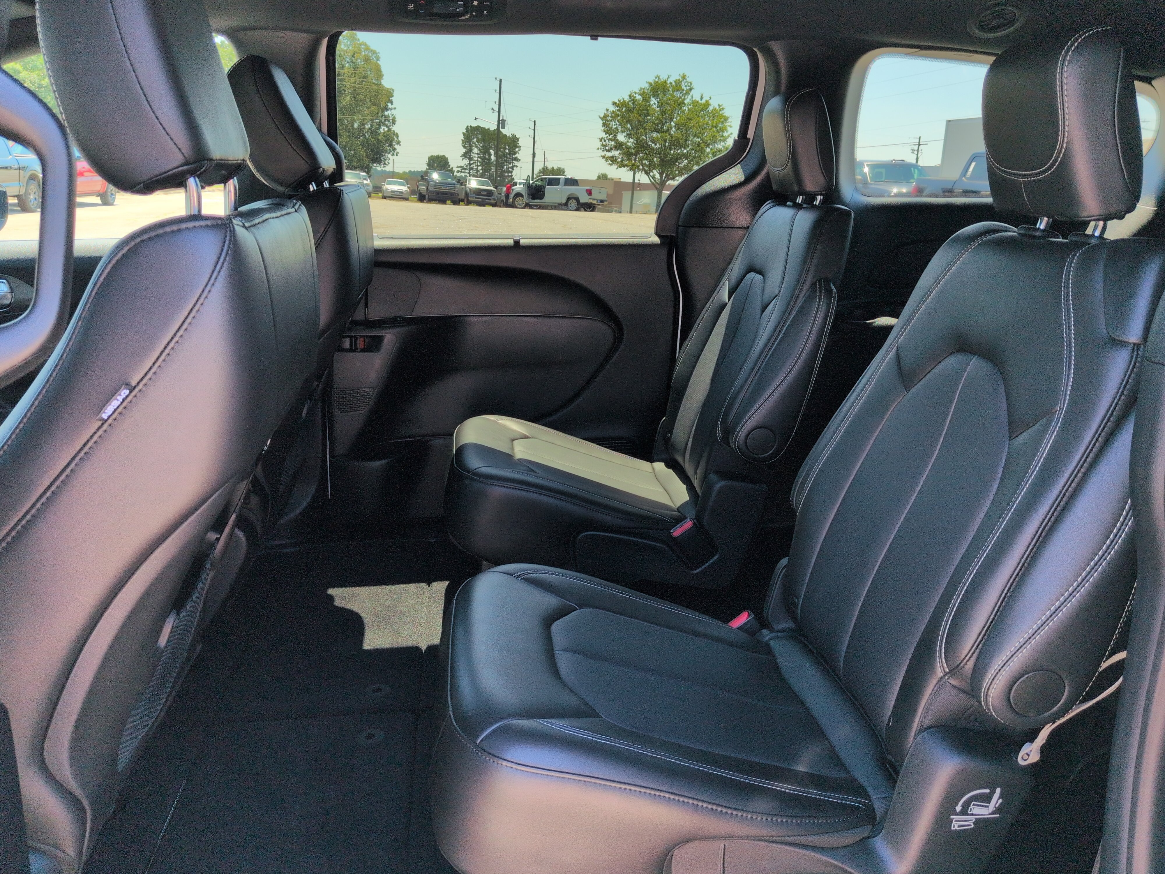 Certified 2025 Chrysler Pacifica Select FWD image 12