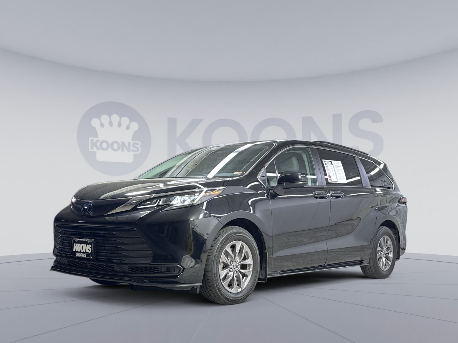 Used 2023 Toyota Sienna LE FWD image 1