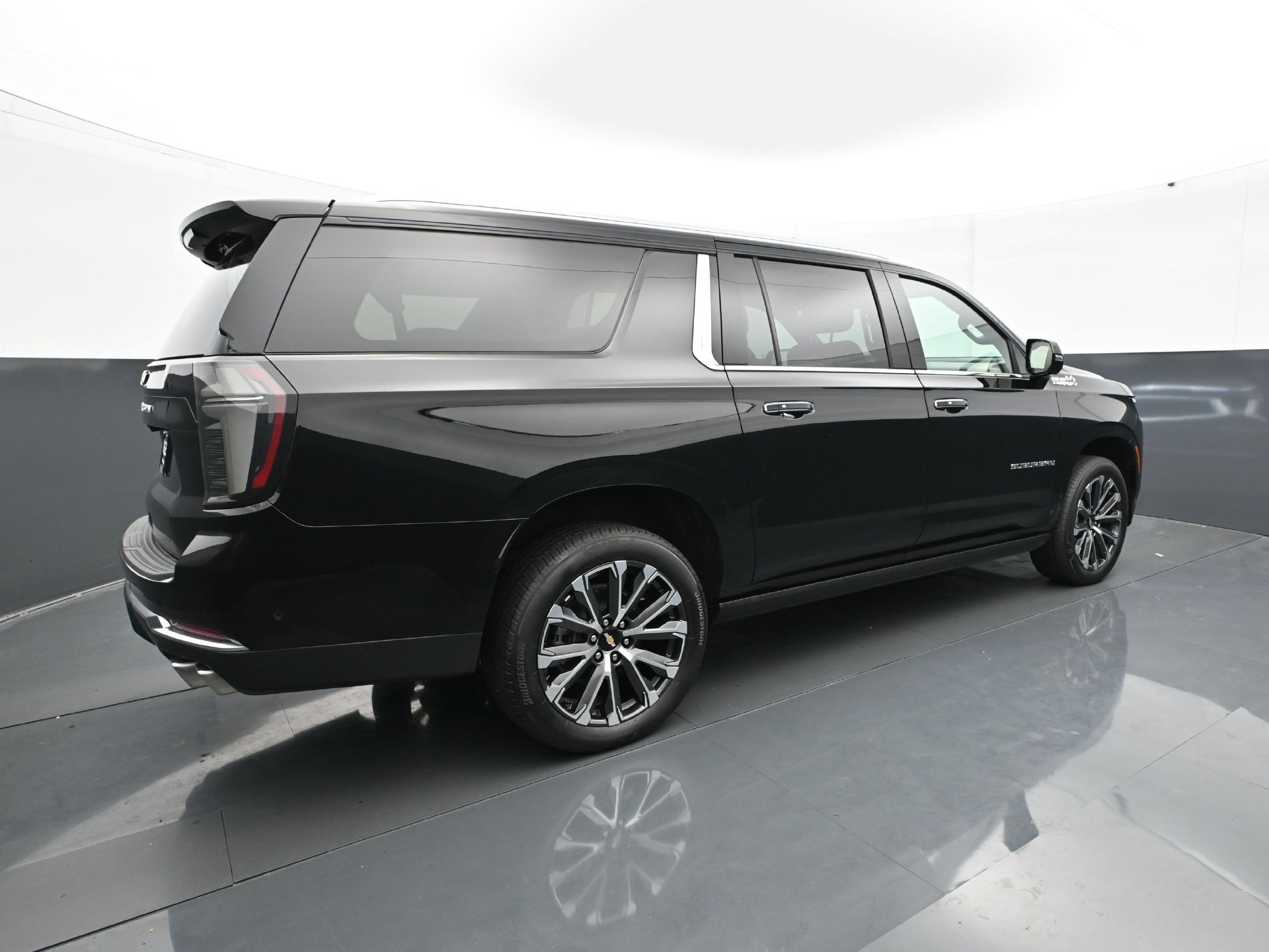 Used 2025 Chevrolet Suburban High Country AWD/4WD image 7