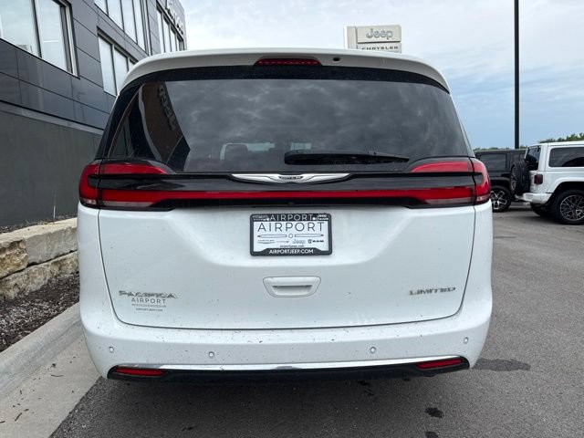 Used 2024 Chrysler Pacifica Limited FWD image 4