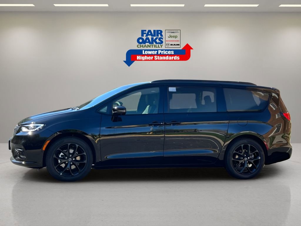 New 2026 Chrysler Pacifica Limited w/ Uconnect Theater Family Group image 13