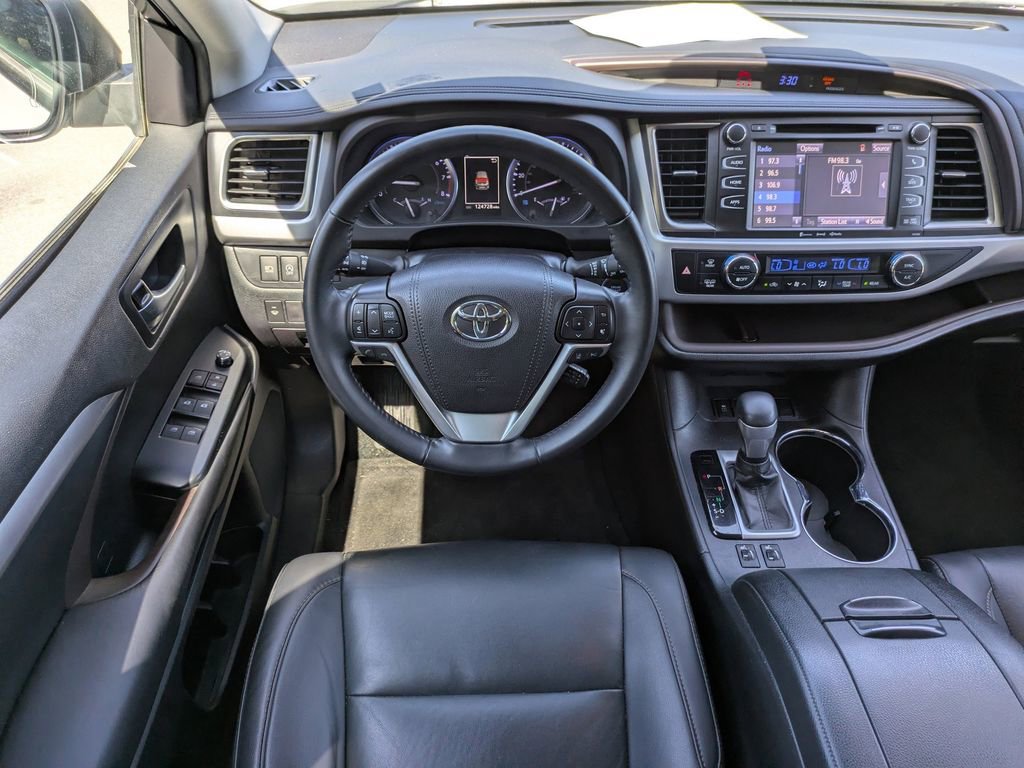 Used 2019 Toyota Highlander XLE FWD image 17