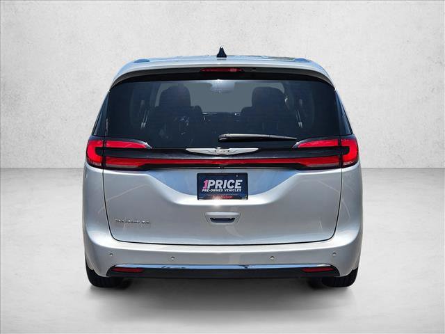 Used 2023 Chrysler Pacifica Touring-L FWD image 7