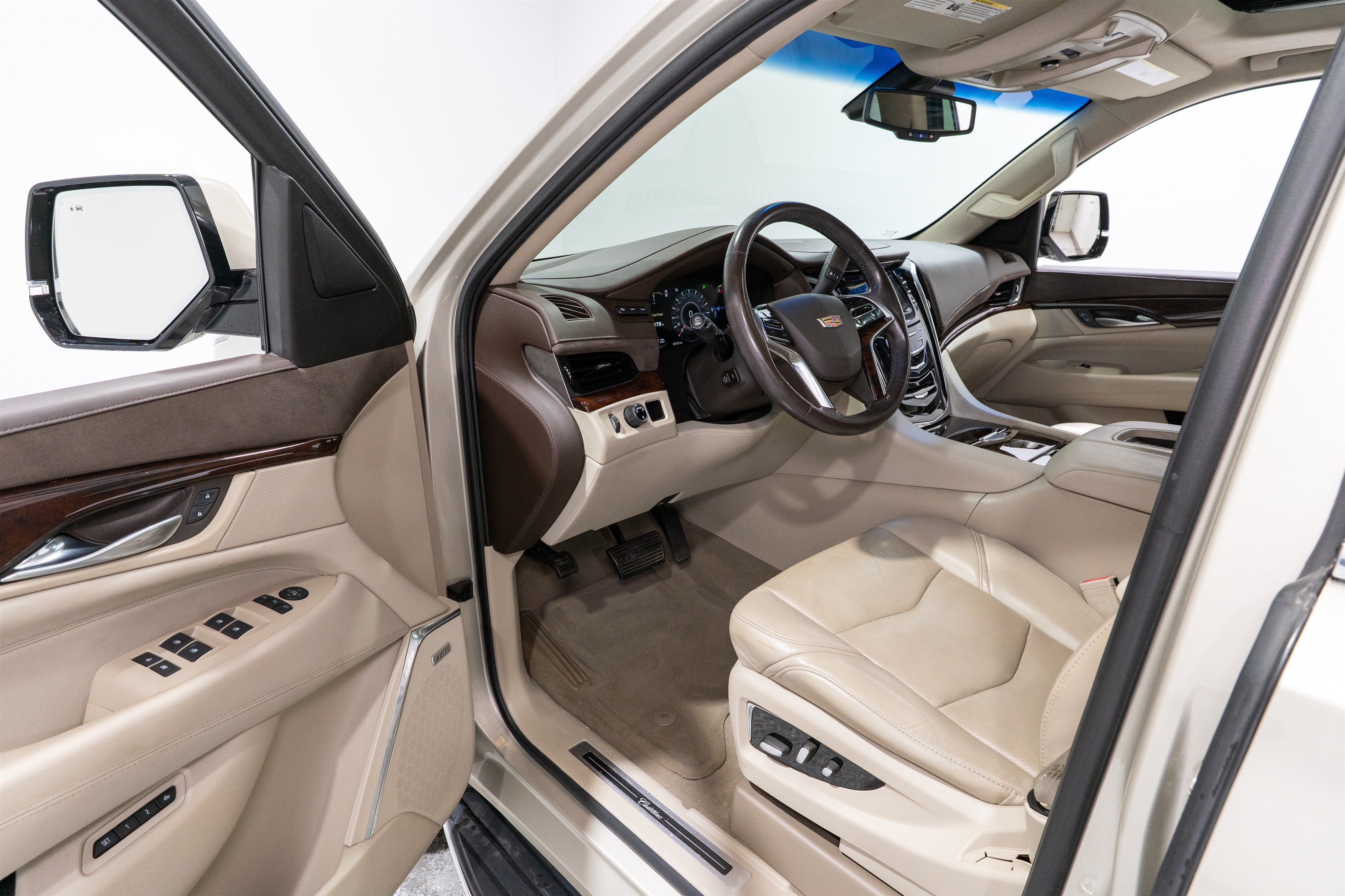 Used 2016 Cadillac Escalade Luxury RWD image 12