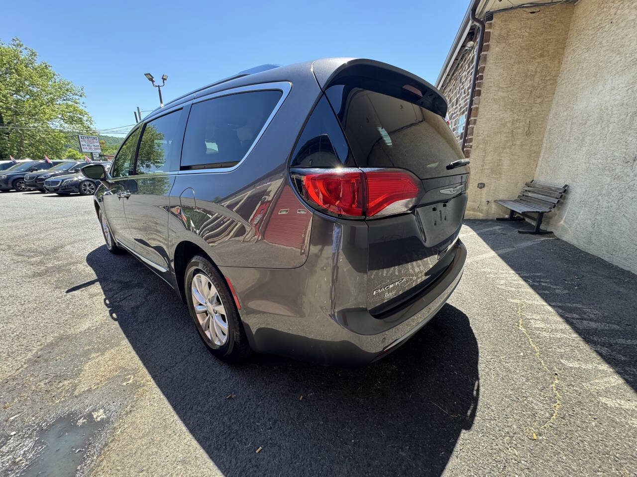 Used 2019 Chrysler Pacifica Touring-L FWD image 5