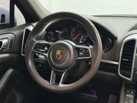 Used 2018 Porsche Cayenne Platinum Edition image 18