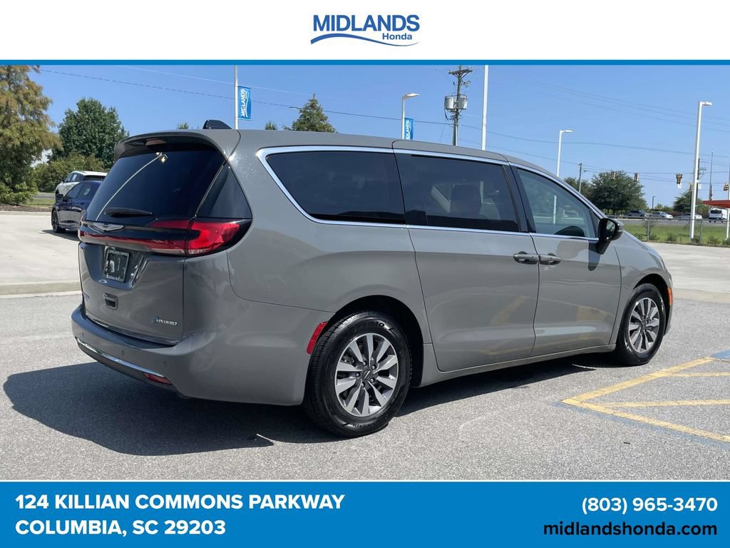 Used 2023 Chrysler Pacifica Touring-L FWD image 6