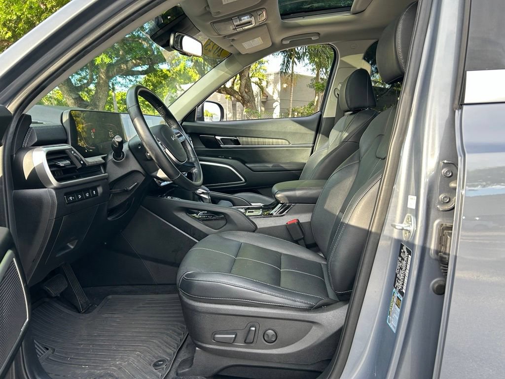 Used 2023 Kia Telluride EX w/ EX Captain's Chair Package FWD image 16