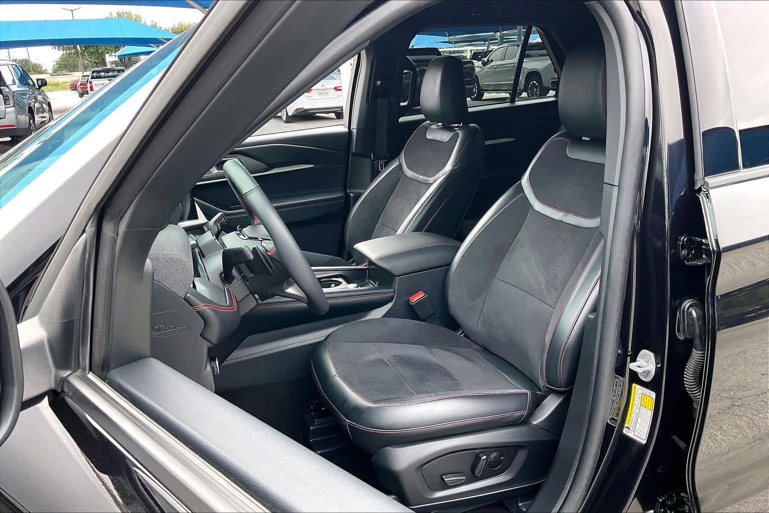 Used 2025 Ford Explorer ST AWD/4WD image 9