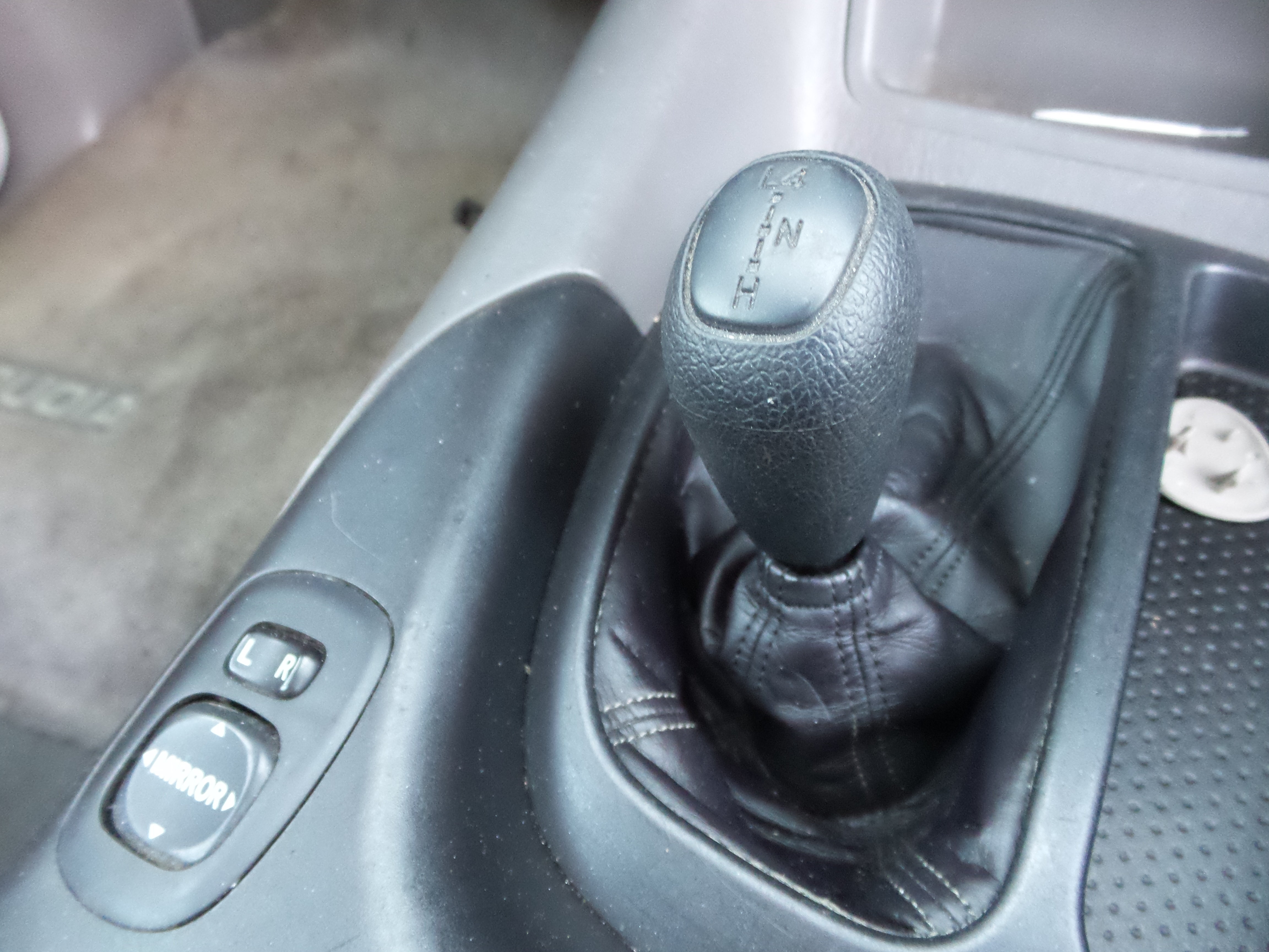 Used 2001 Toyota Sequoia SR5 AWD/4WD image 9