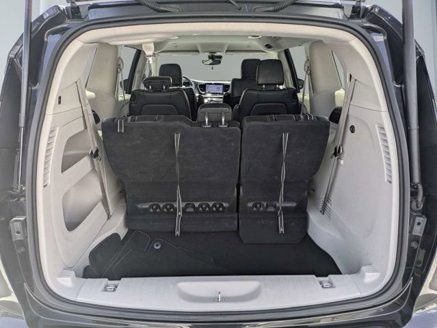 Used 2023 Chrysler Pacifica Touring-L FWD image 11