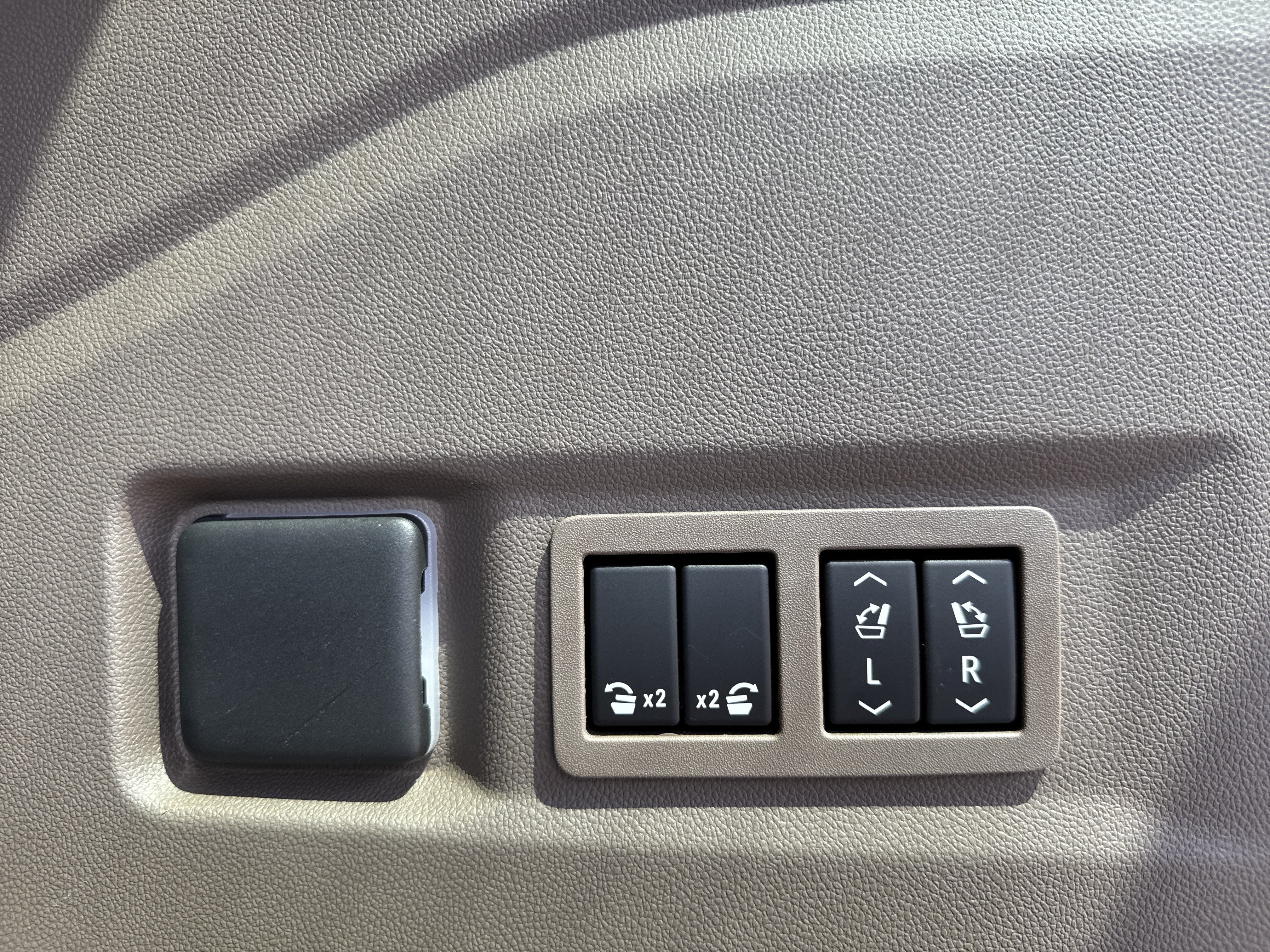 New 2026 GMC Yukon Denali w/ Sun & Power Step Package AWD/4WD image 37
