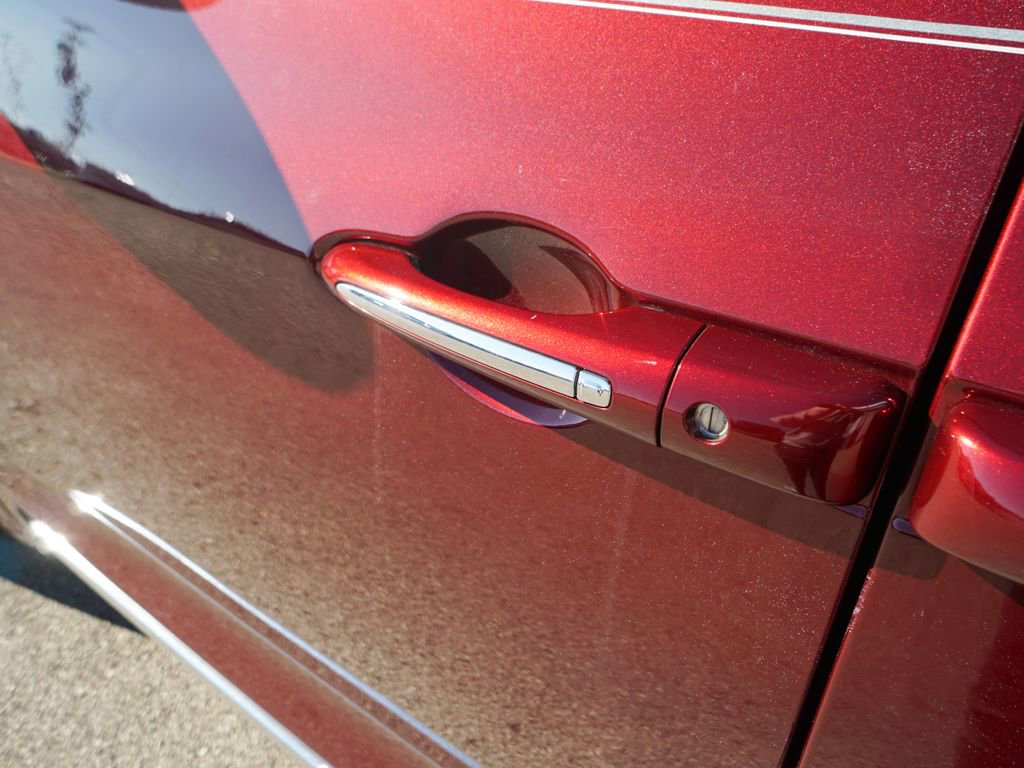 Used 2021 Chrysler Pacifica Limited w/ Uconnect Theater Family Group image 8