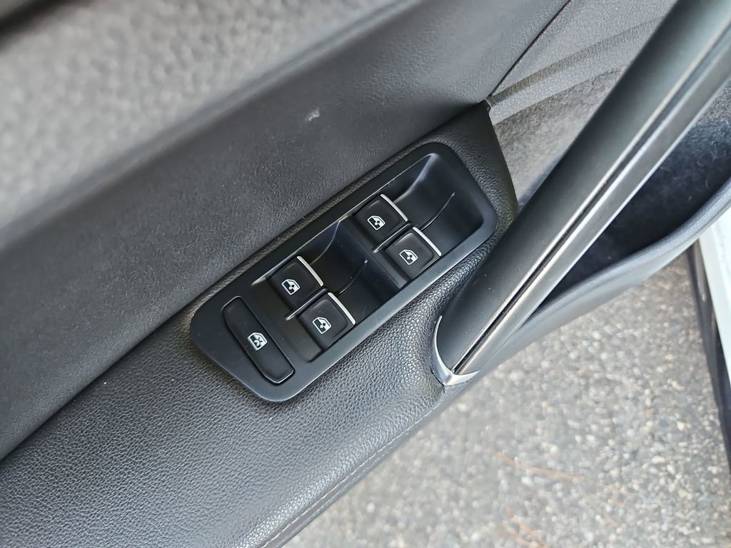 Used 2018 Volkswagen Golf R 4-Door AWD/4WD image 26