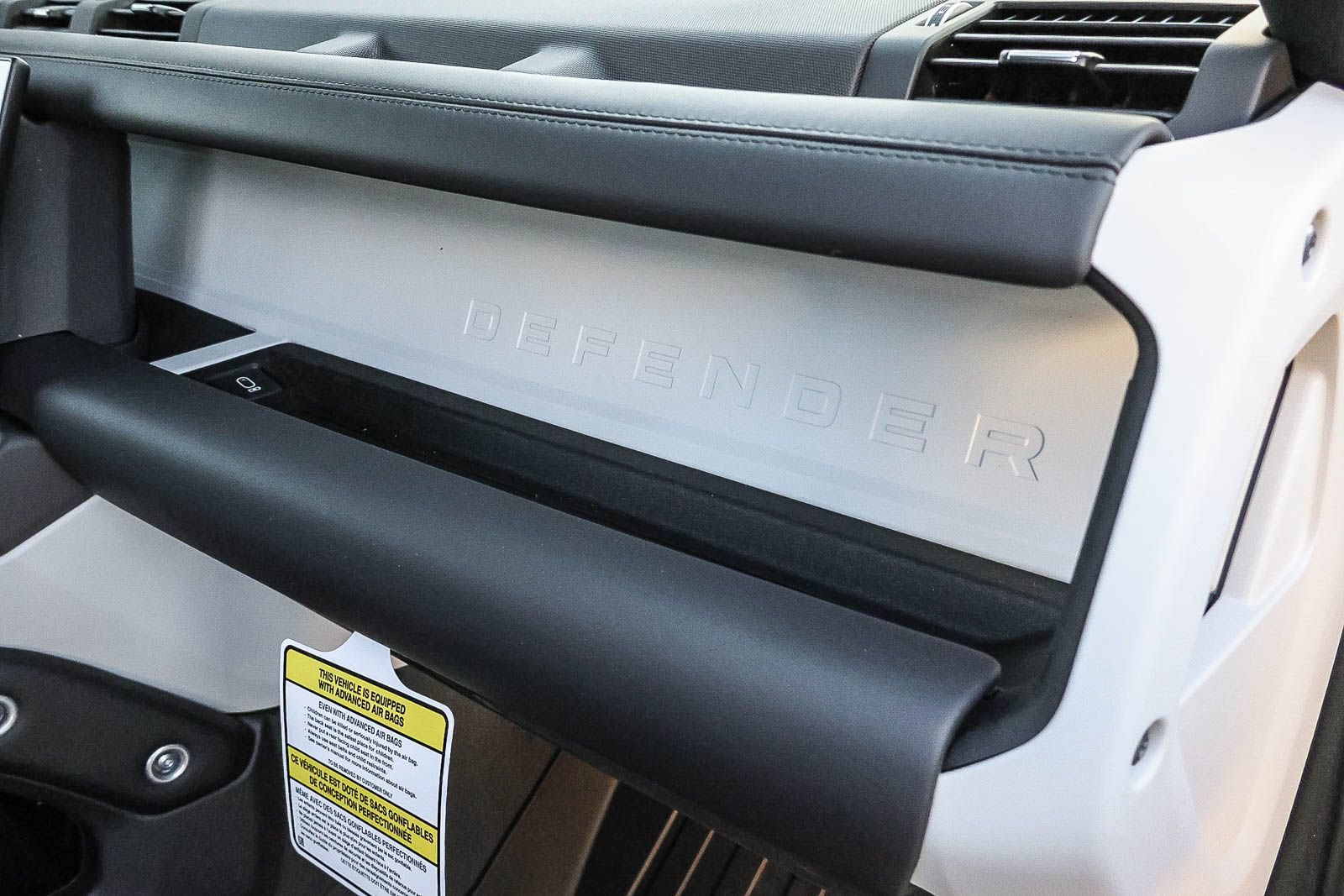 New 2026 Land Rover Defender 130 X-Dynamic SE AWD/4WD image 18