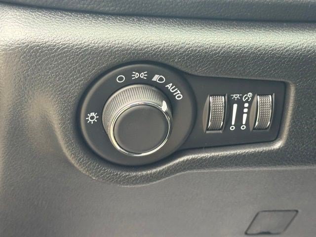 New 2027 Chrysler Pacifica Select FWD image 13
