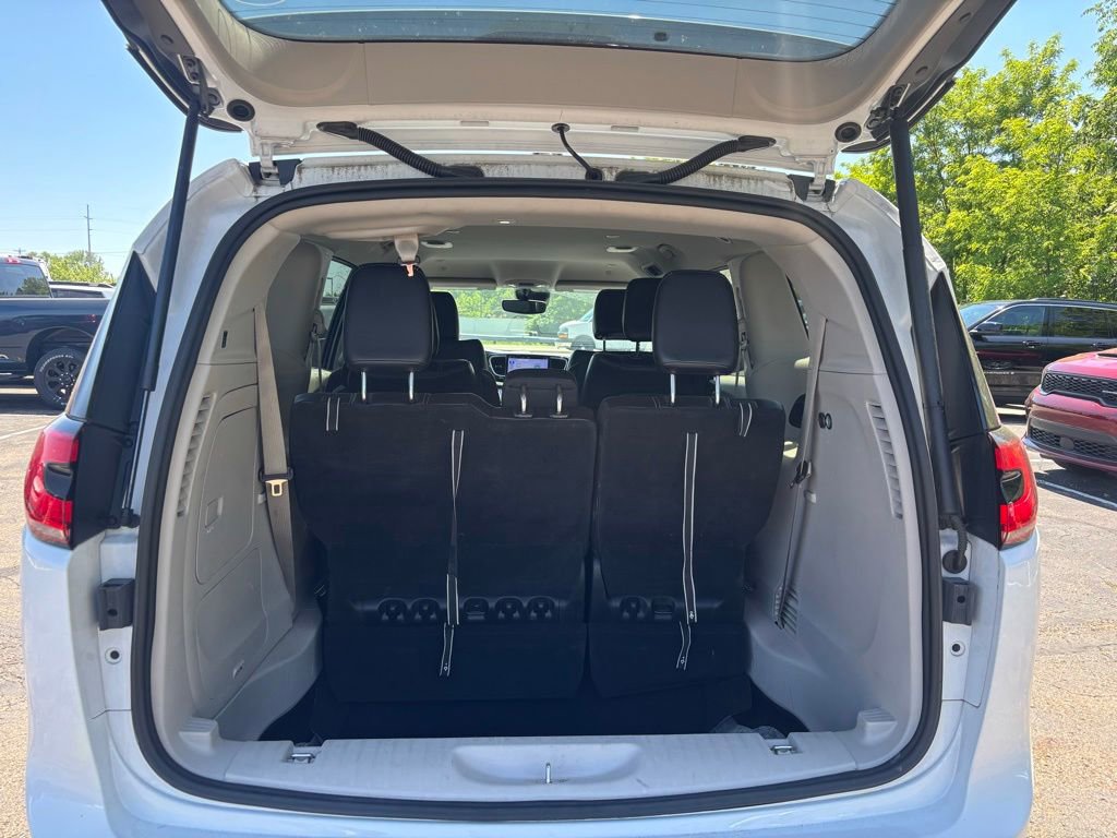 Used 2023 Chrysler Pacifica Touring-L FWD image 8