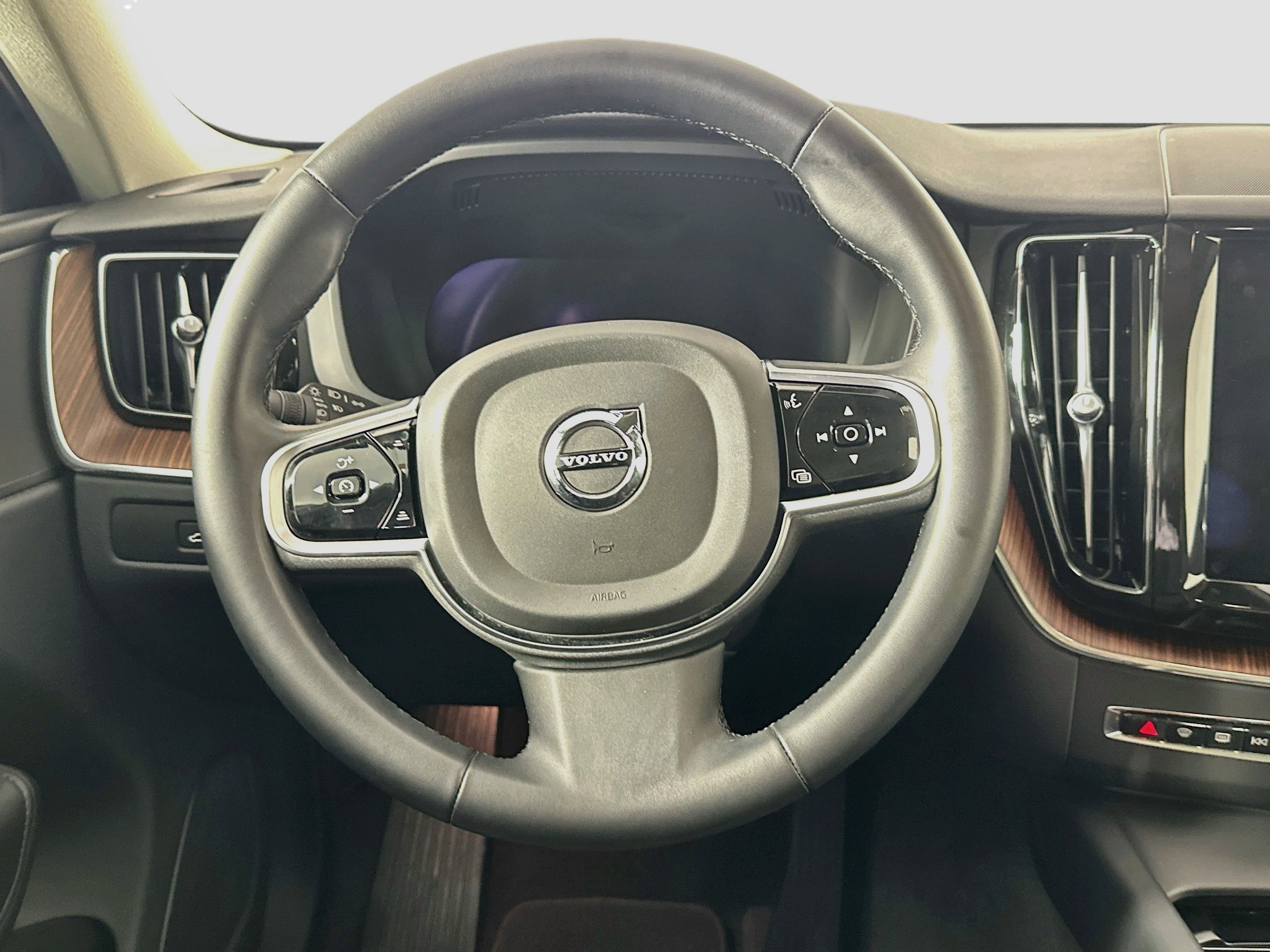 Used 2023 Volvo XC60 B5 Plus w/ Protection Package Premier FWD image 18