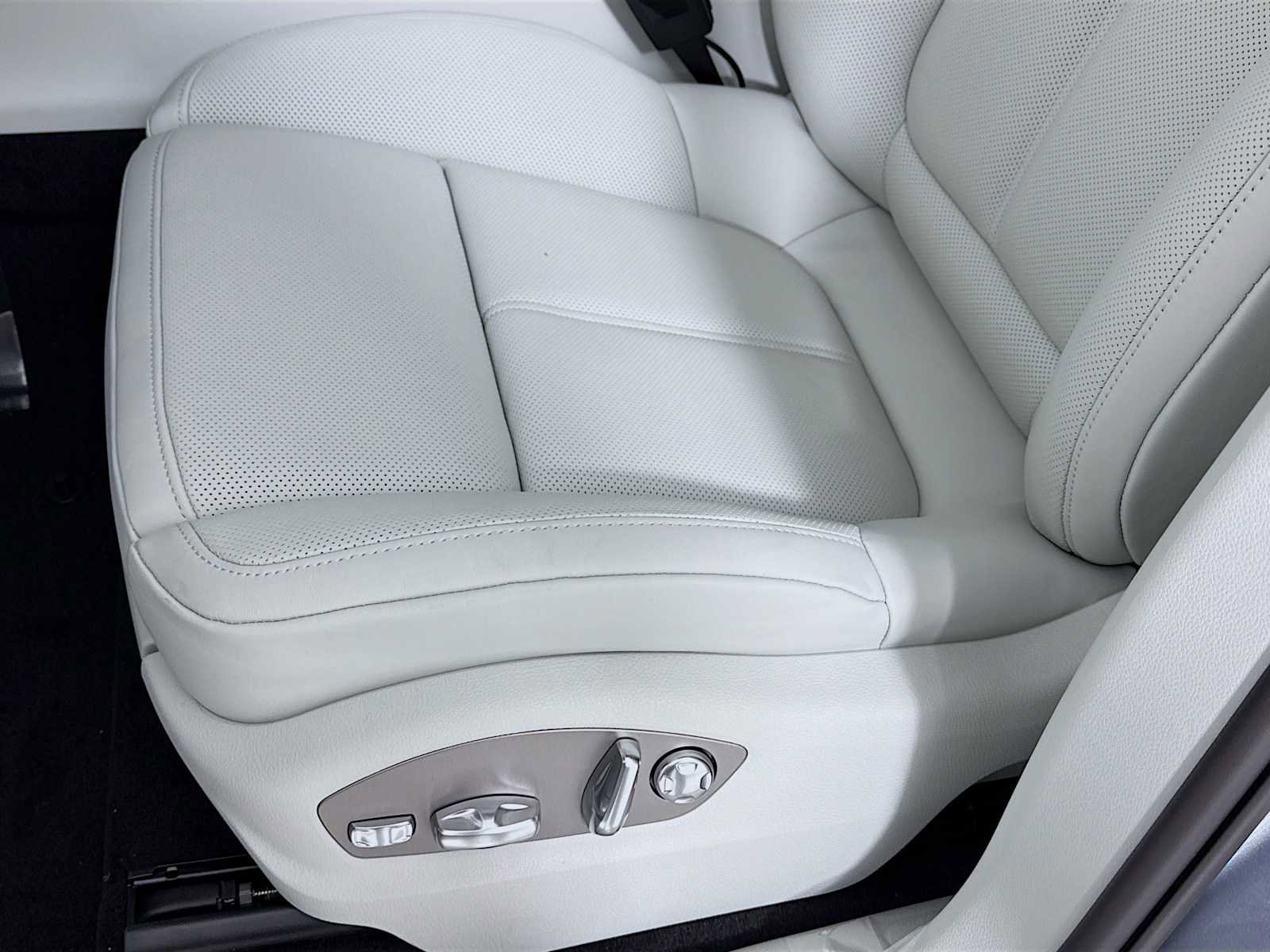 New 2026 Porsche Macan image 13