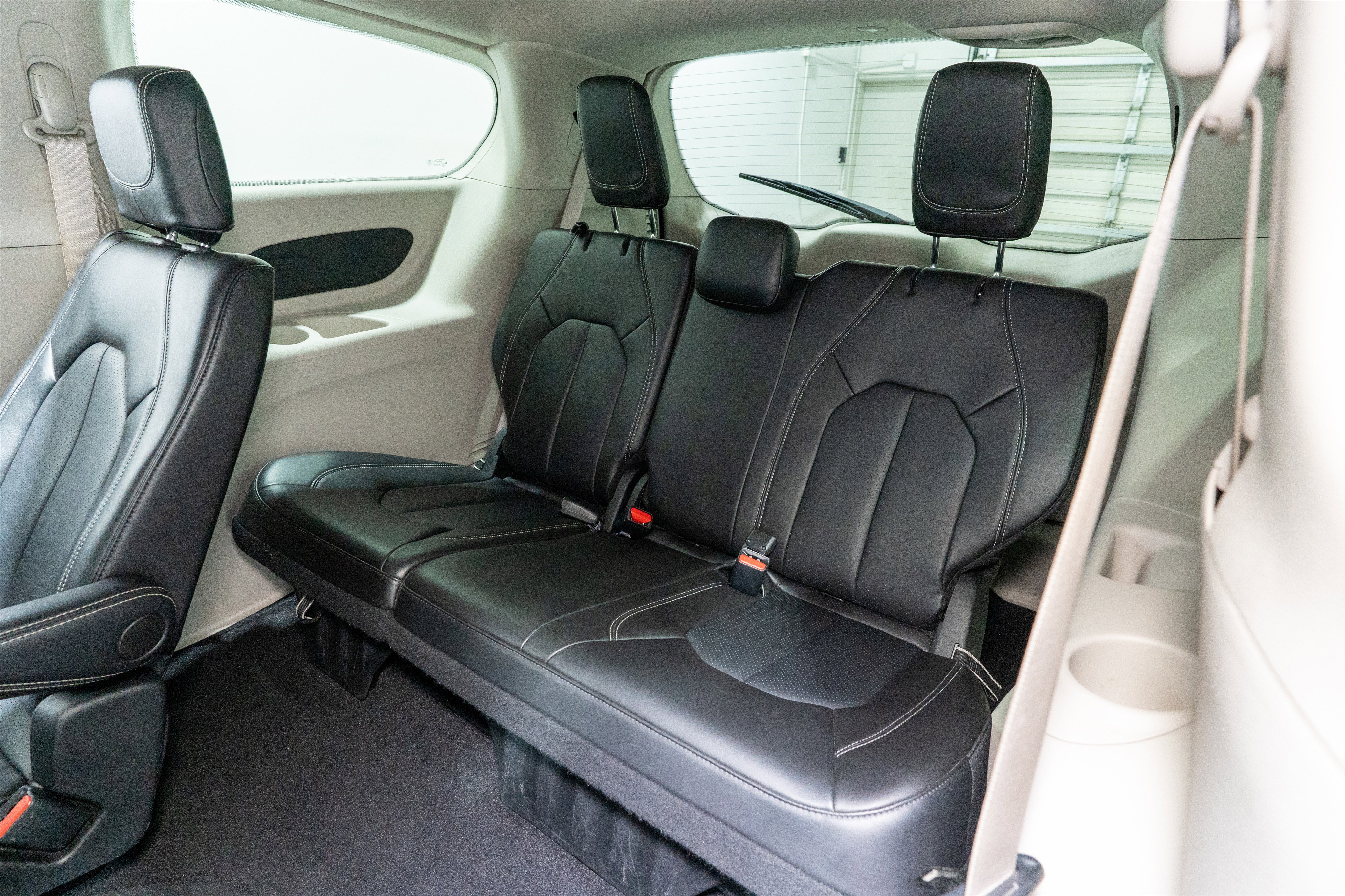 Used 2024 Chrysler Pacifica Touring-L image 32