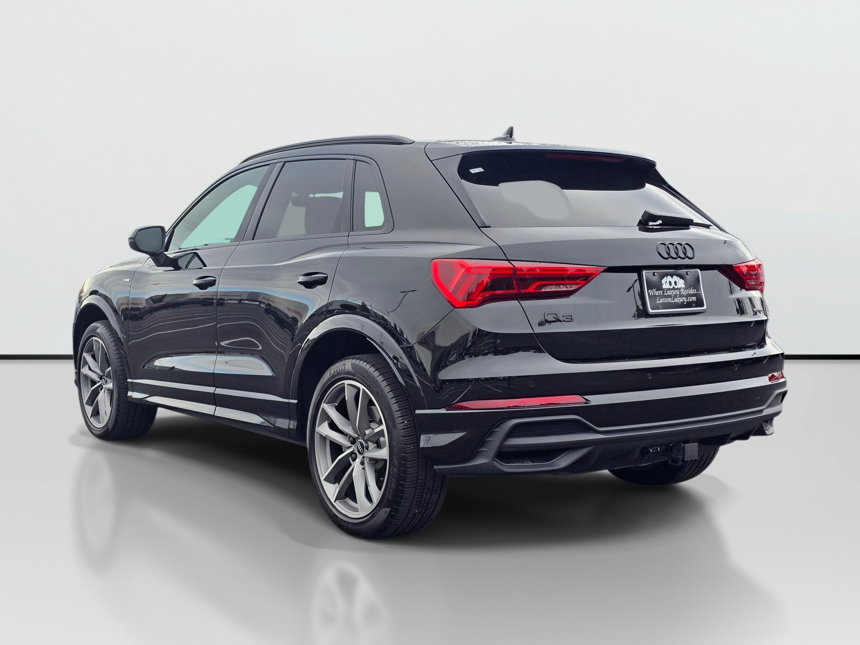 Used 2023 Audi Q3 2.0T Premium Plus w/ Premium Plus Package AWD/4WD image 3