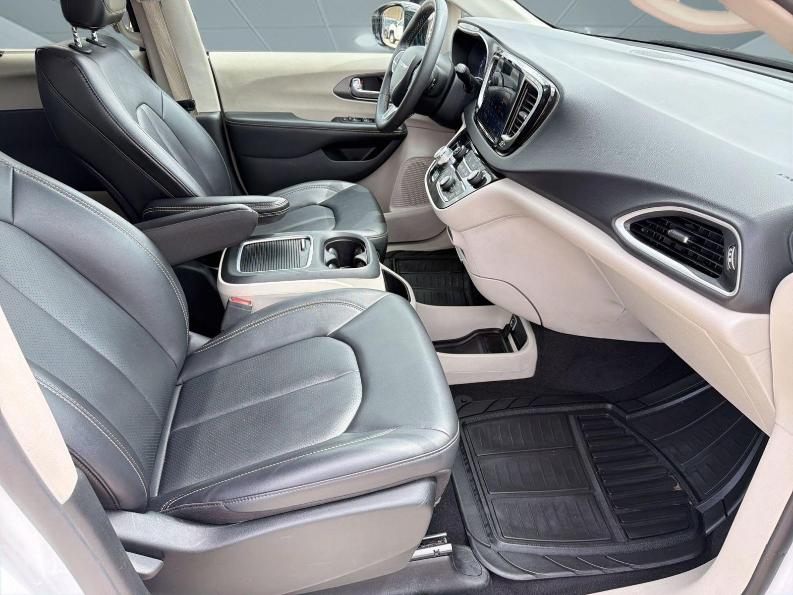 Used 2024 Chrysler Pacifica Touring-L image 29