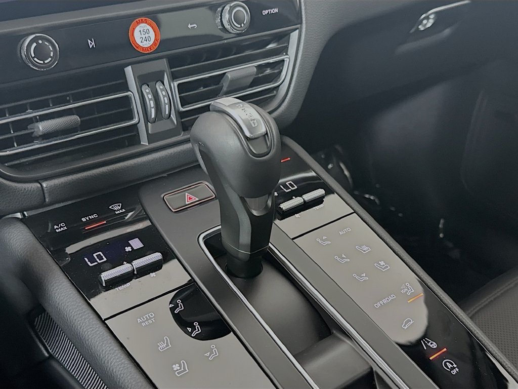 Certified 2026 Porsche Macan Turbo AWD/4WD image 18