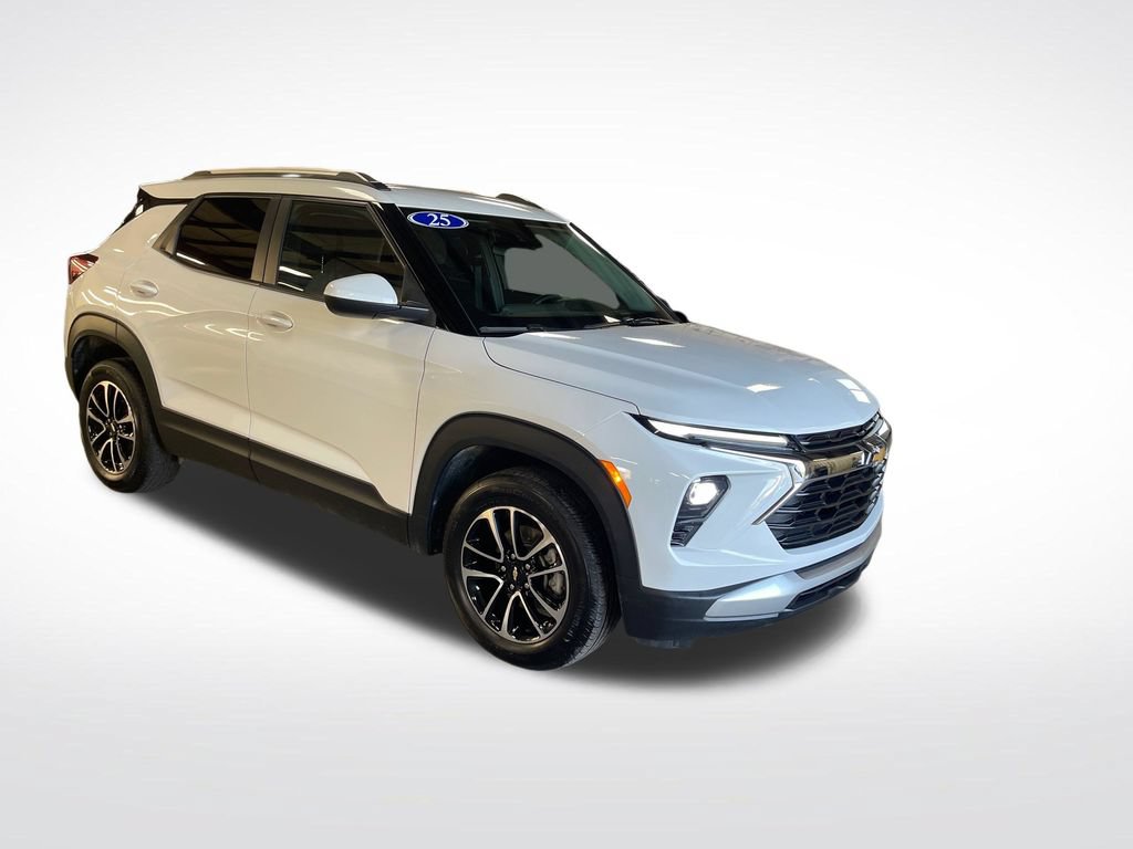Used 2025 Chevrolet TrailBlazer LT w/ LT Cold Weather Package AWD/4WD image 8