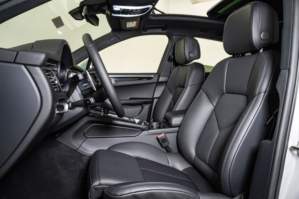 New 2026 Porsche Macan AWD/4WD image 5