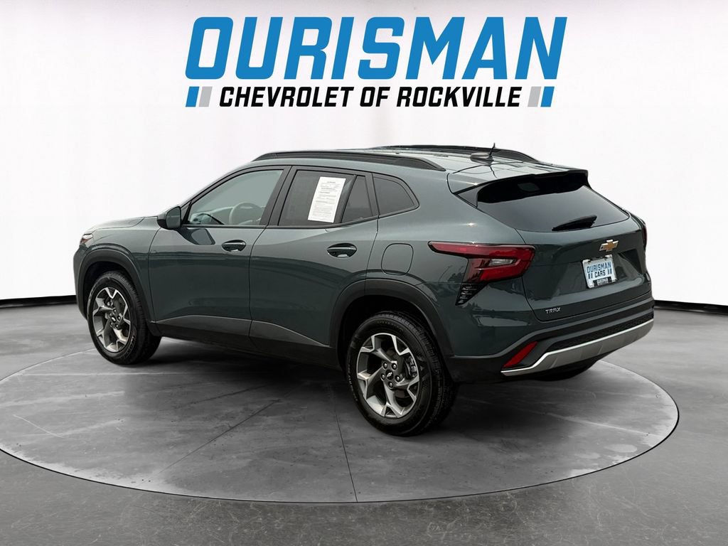 Used 2025 Chevrolet Trax LT FWD image 4