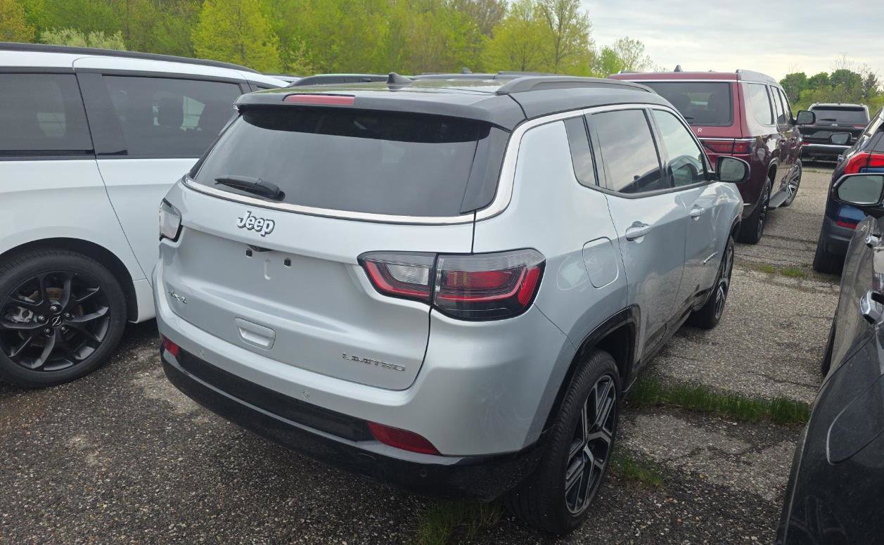 Used 2025 Jeep Compass Limited w/ Elite Group AWD/4WD image 4