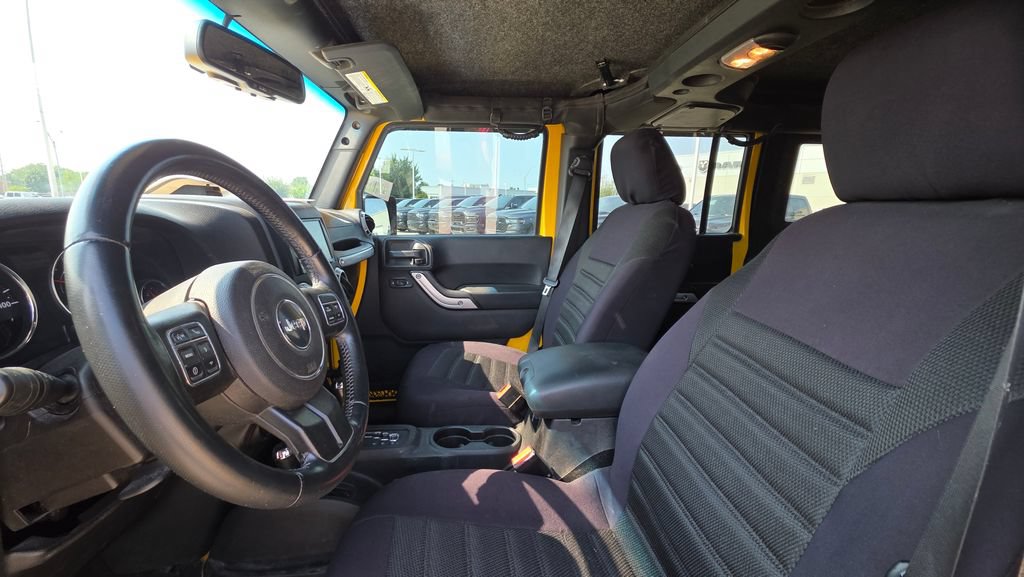 Used 2015 Jeep Wrangler Unlimited Rubicon w/ Connectivity Group AWD/4WD image 11