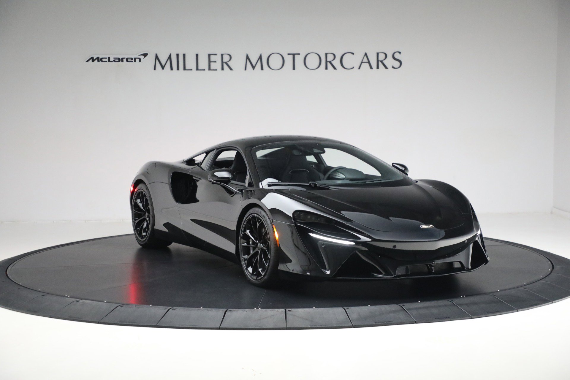 Used 2025 McLaren Artura image 12