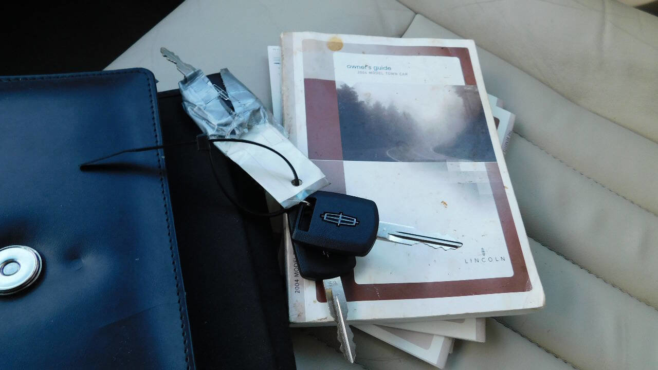 Used 2004 Lincoln Town Car Signature image 23