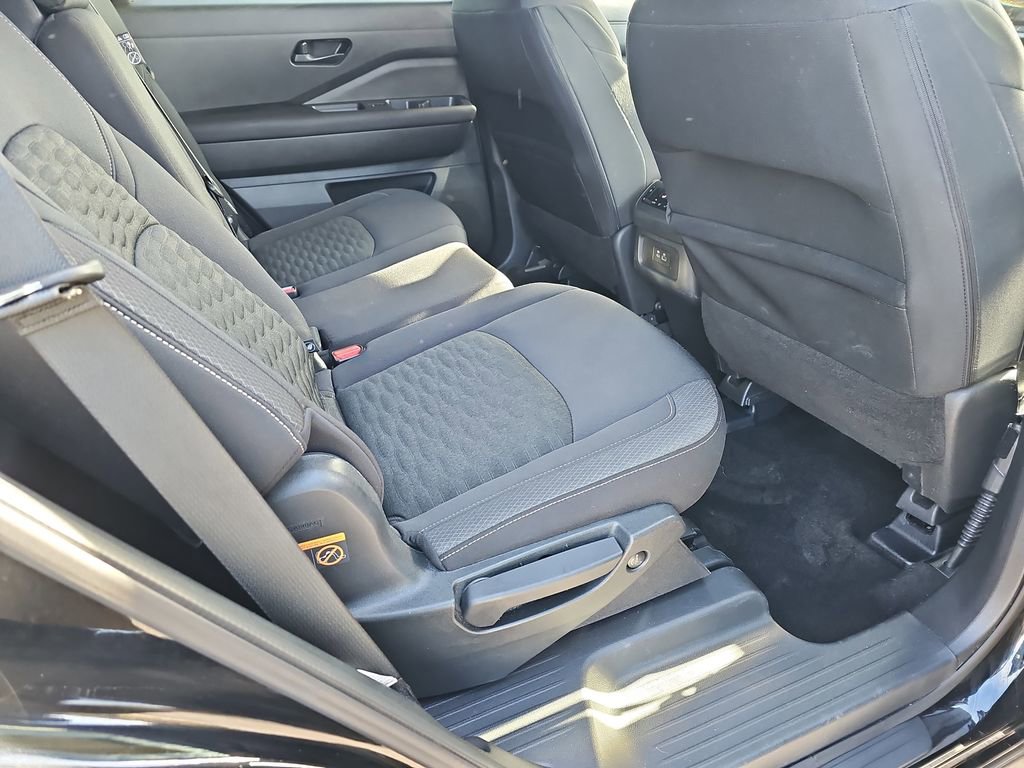 Used 2025 Nissan Pathfinder SV image 14