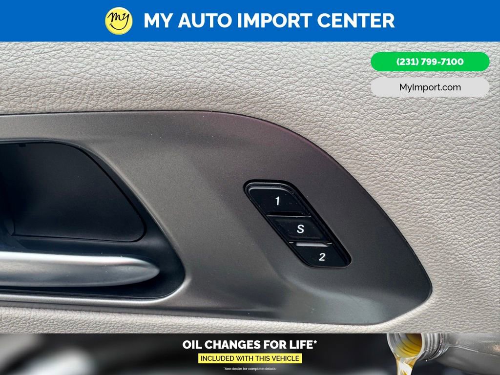 Used 2023 Chrysler Pacifica Touring-L FWD image 26