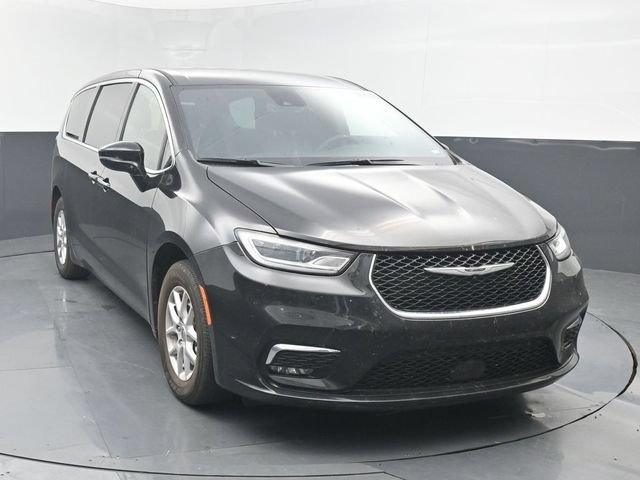 Used 2025 Chrysler Pacifica Select FWD image 9