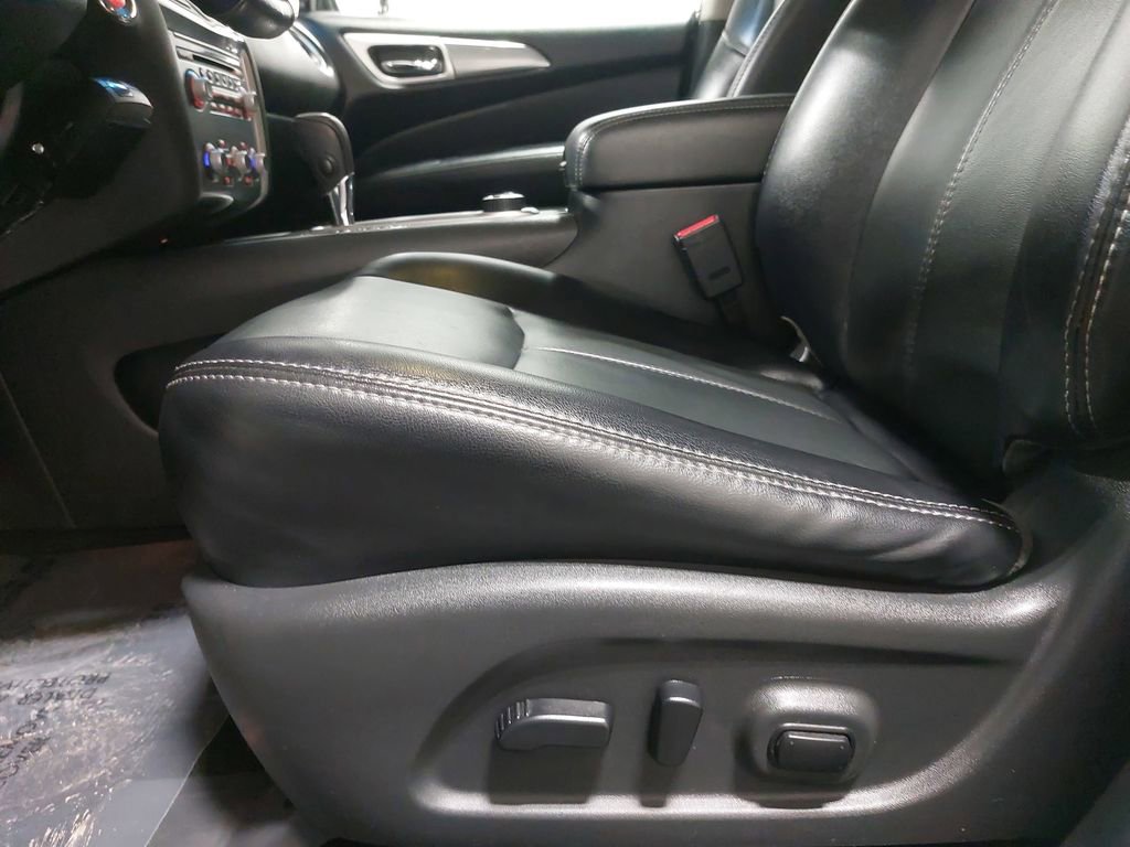 Used 2019 Nissan Pathfinder SL image 32
