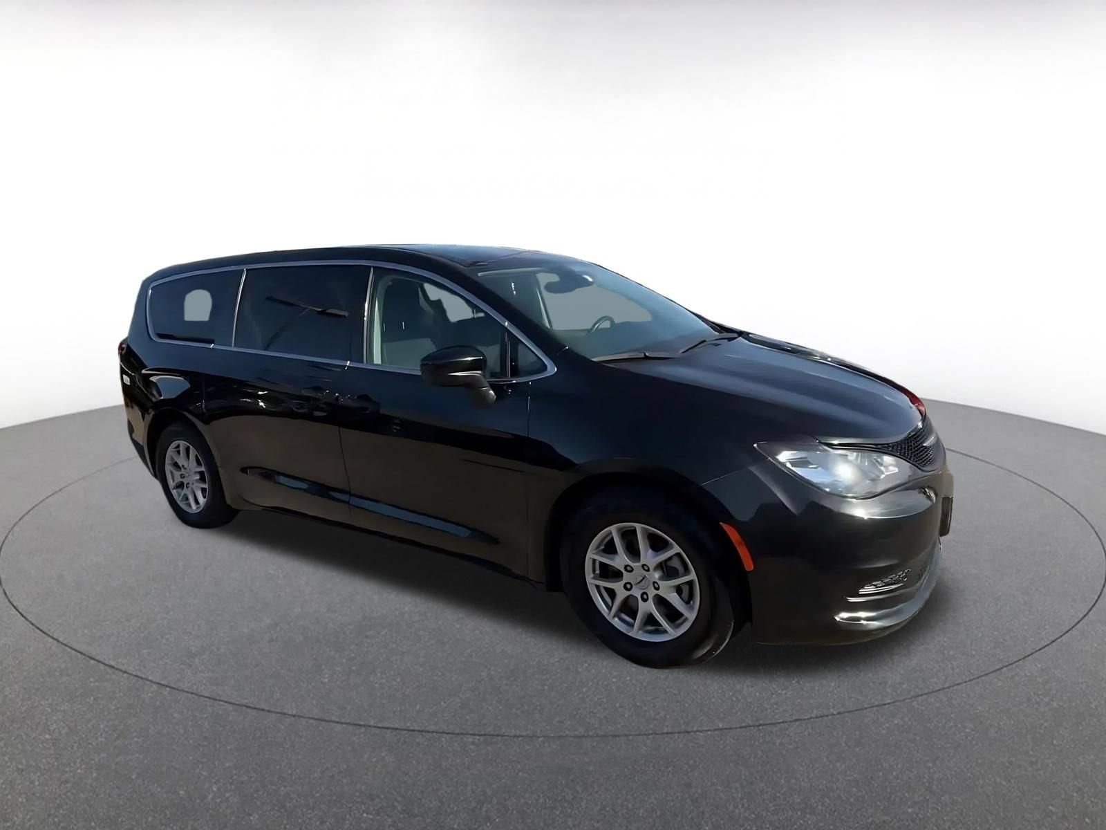 Used 2023 Chrysler Voyager LX FWD image 2