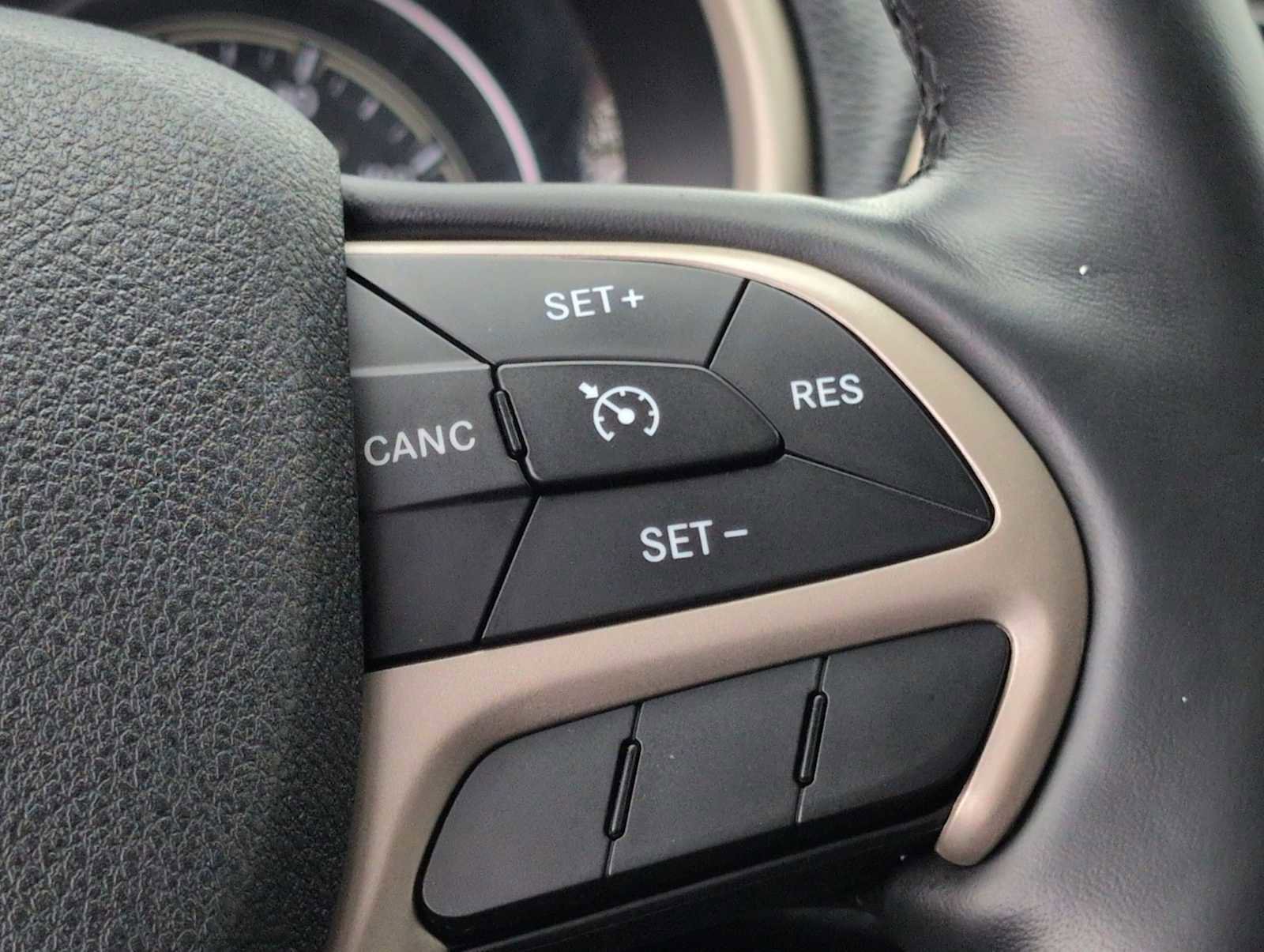 Used 2015 Jeep Cherokee Limited w/ Luxury Group image 25