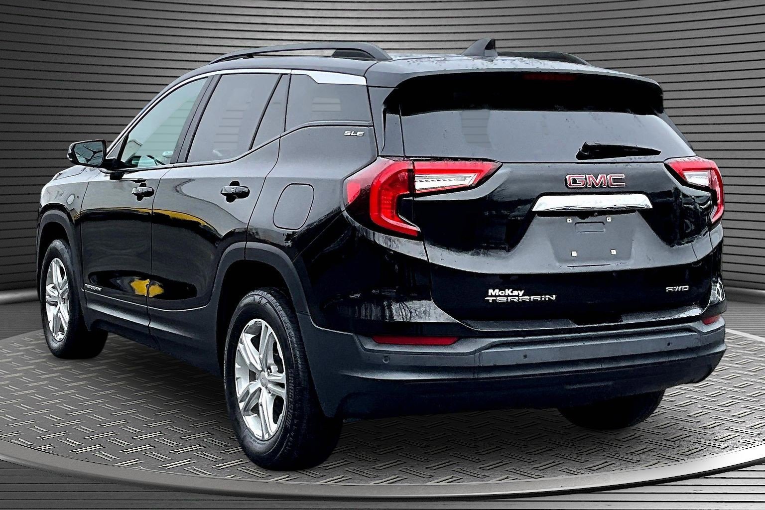 Used 2022 GMC Terrain SLE w/ Driver Convenience Package image 4