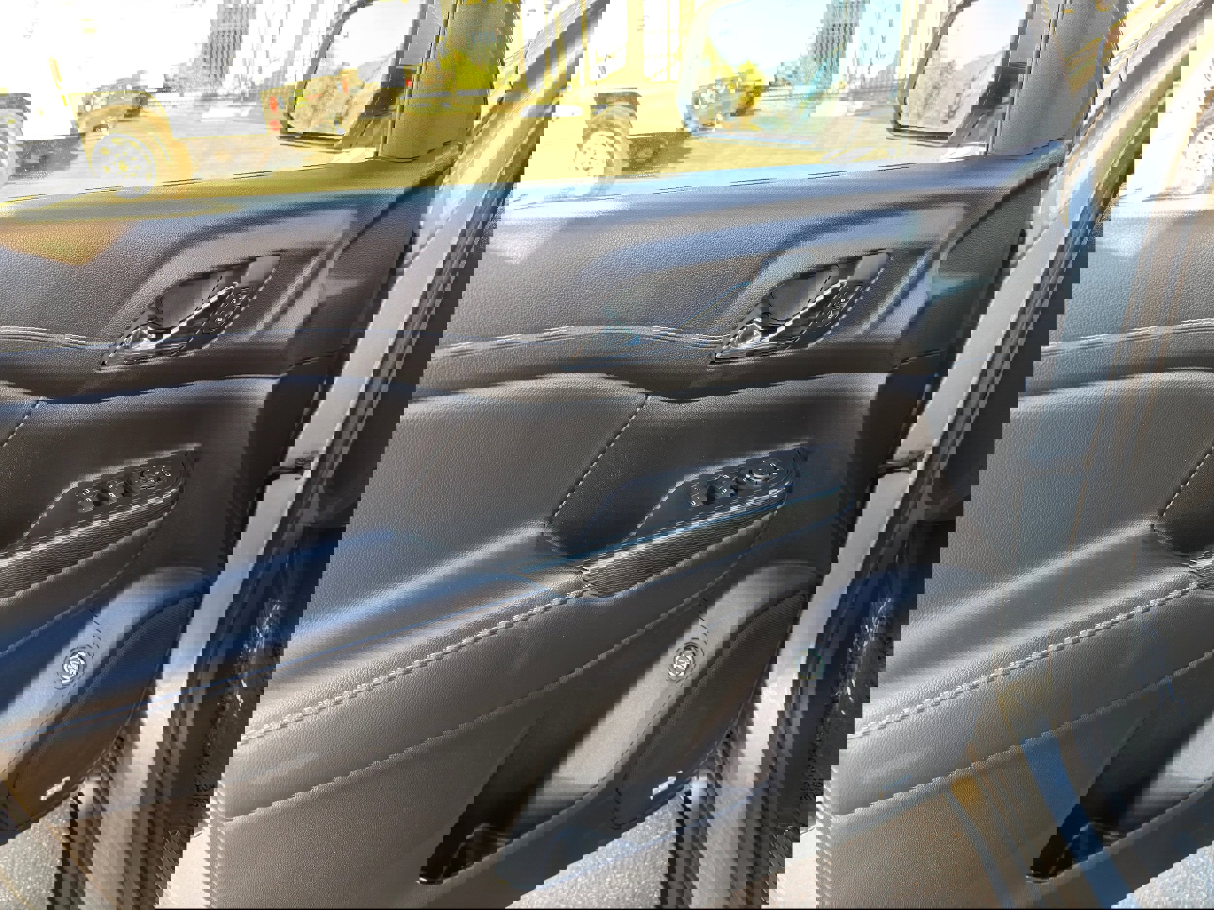 Used 2023 GMC Acadia SLT image 24