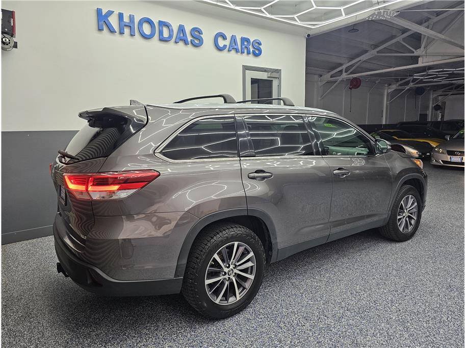 Used 2019 Toyota Highlander XLE FWD image 6