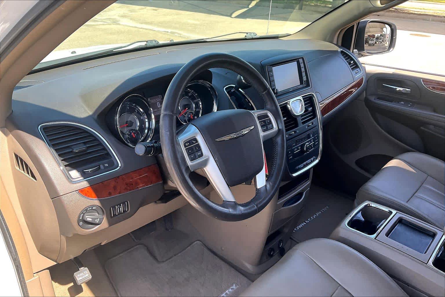 Used 2016 Chrysler Town & Country Touring FWD image 17