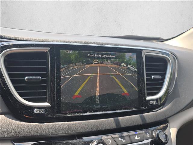 Used 2024 Chrysler Pacifica Touring-L FWD image 13
