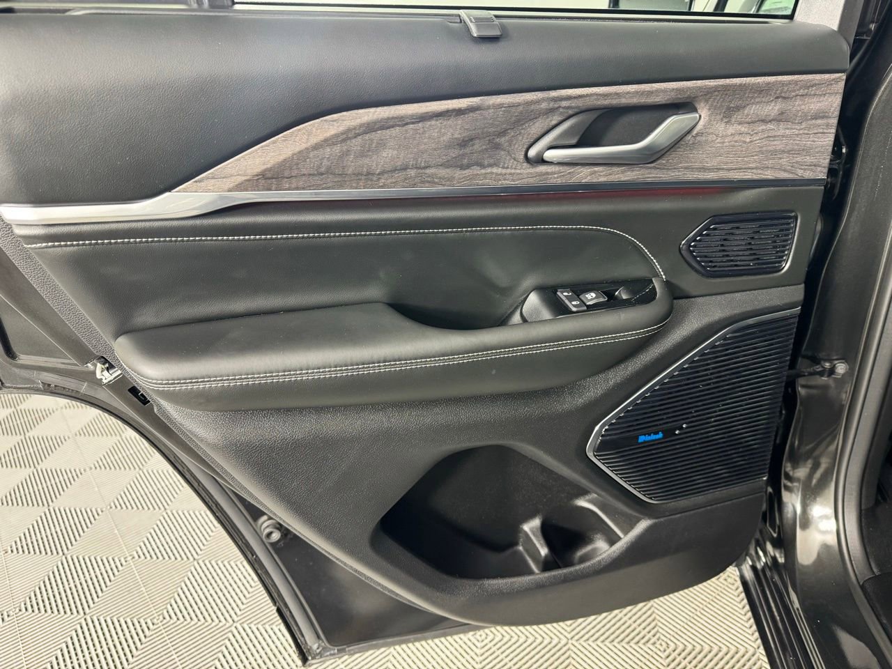 Used 2024 Jeep Grand Cherokee Overland w/ Luxury Tech Group IV image 27