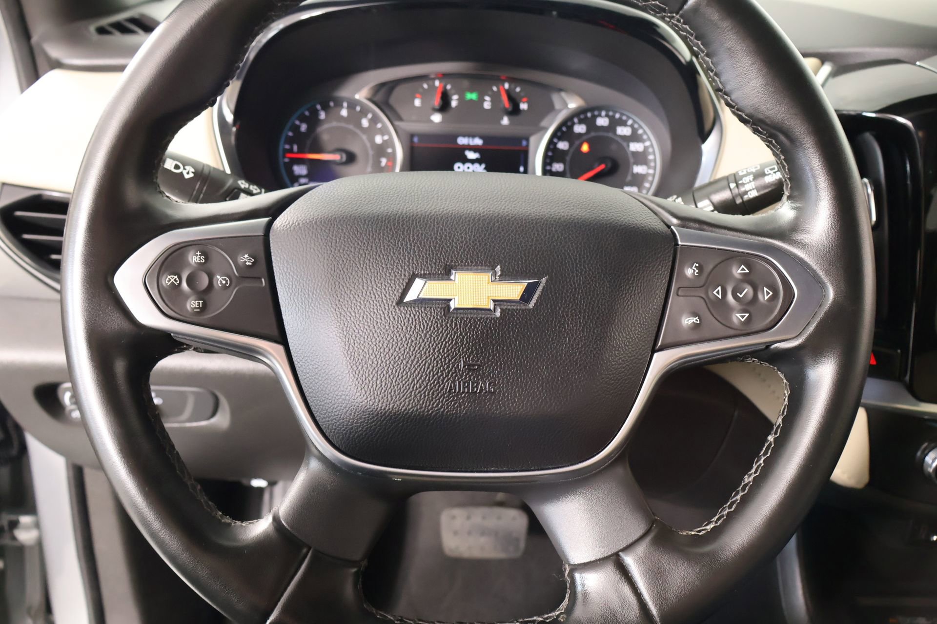 Used 2023 Chevrolet Traverse LT w/ LPO, Cargo Package AWD/4WD image 3