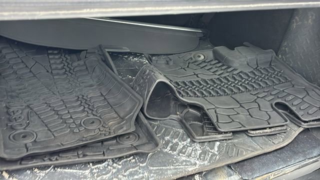 Used 2017 Jeep Wrangler Unlimited Sahara w/ Connectivity Group image 30